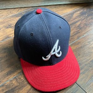 Fitted ATL Braves hat.